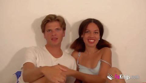 Hawt sweetheart gives head