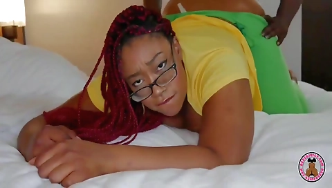 Sexy chick has sex with her pussy