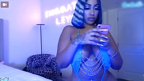 She's a littleymano eleg rew bars of visual